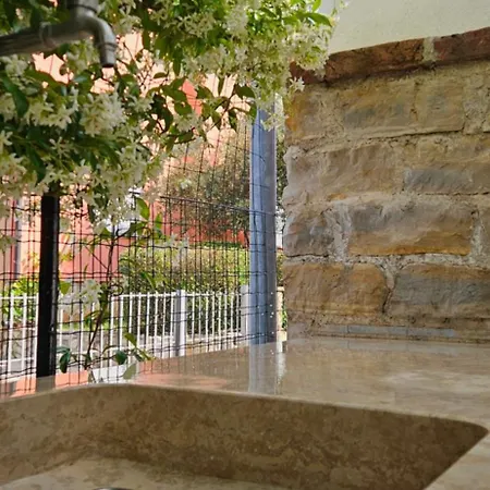 Room Kris With Private Entrance & Private Bathroom-3