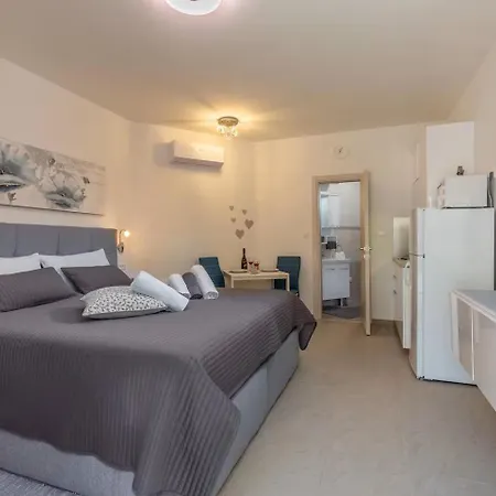 Evita Fazana Premium Studio Apartments-3
