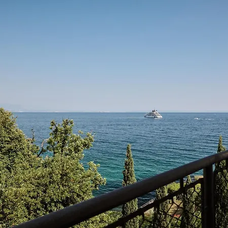 Leona Authentic Beachfront Villa 2Br Apt By Irundo-2
