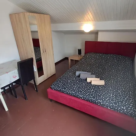Roman Arch- Low Budget Doublebed Room In Top Center-2