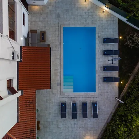 Moonvidal Residence With Big Private Swimming Pool And Free Parking-3