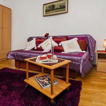 Apartment Main Street Carera-2