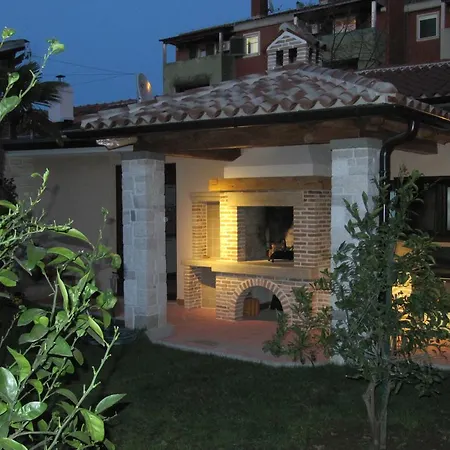Holiday House Arena-2