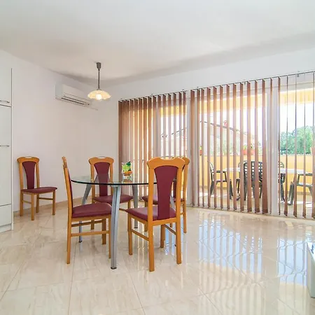 Apartment Una 2-2