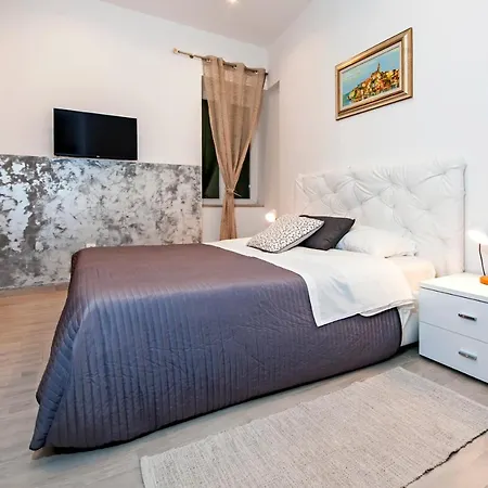 Garzoto Rooms And Studios-3