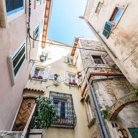 Beautiful Rustical Apt Ana In The Heart Of Rovinj-3