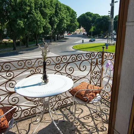 Affordable Apartment Near Amphiteatre-3
