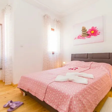 Charming House On The Beach And Deluxe Apartment-3