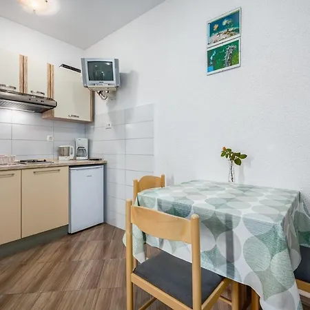 Aleks 3 House With Apartments-3