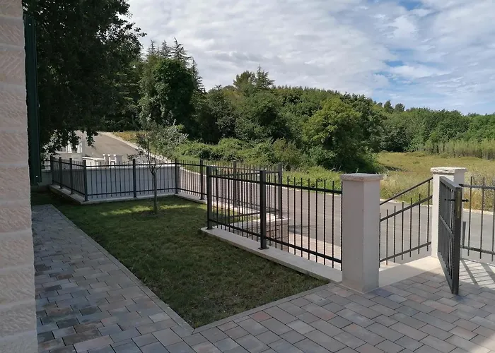 Privé Villa Aurelia Haus1 In Porec Mit Garten