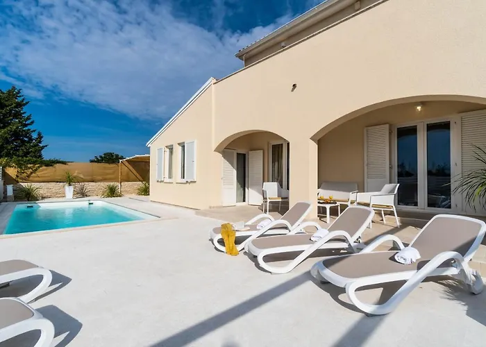 Villa Ostone Pula met een Zwembad