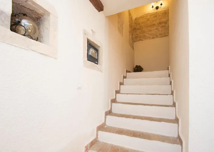Lovely Stone Villa With Private Garden And Terrace Pula