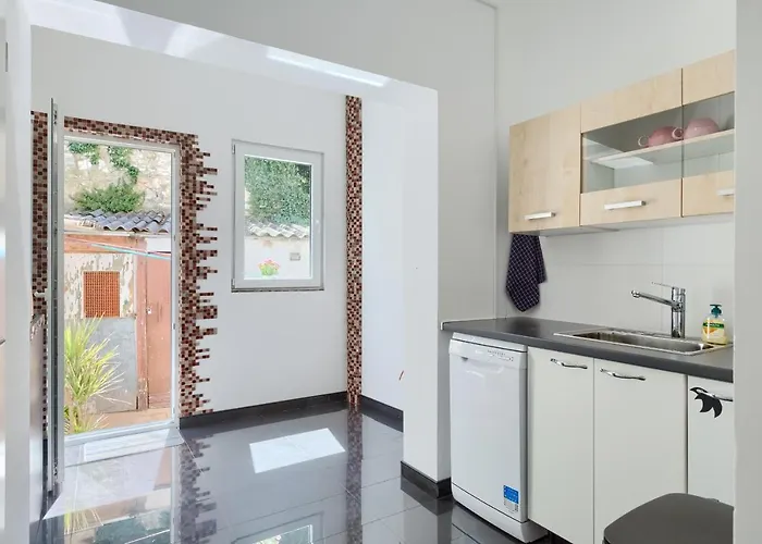 Pet friendly Large Apartment In City Centre Pula!