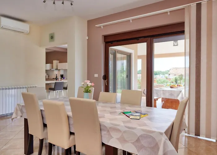 Villa Bartona For 8 Persons With Private Swimmingpool Pula