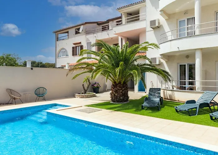 Apartments And Rooms Alenka Banjole