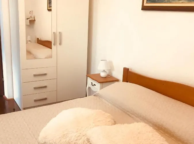 B. Ela Rooms Poreč