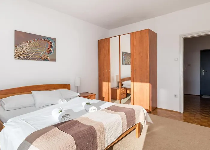 3 Bedroom Cozy Apartment In Opatija