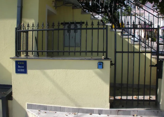 Veronica Rooms, Opatija admite animales