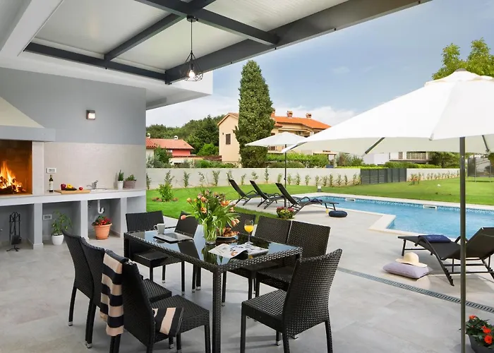 Luxury Villa K With Pool, Hot Tub And Sea View Only 300M From The Beach Premantura