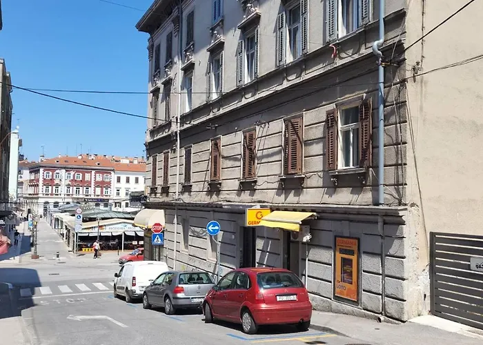 Haustierfreundliches Collins Emerald Center Pula