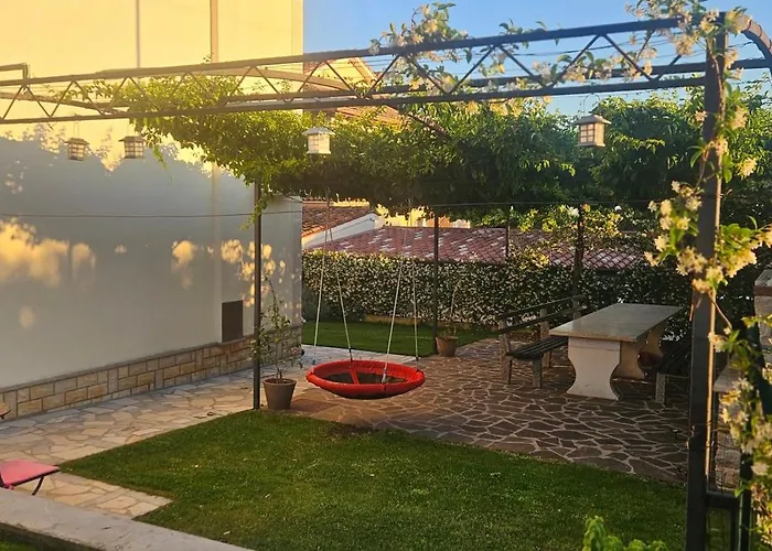 Room Kris With Private Entrance & Private Bathroom Vilanija