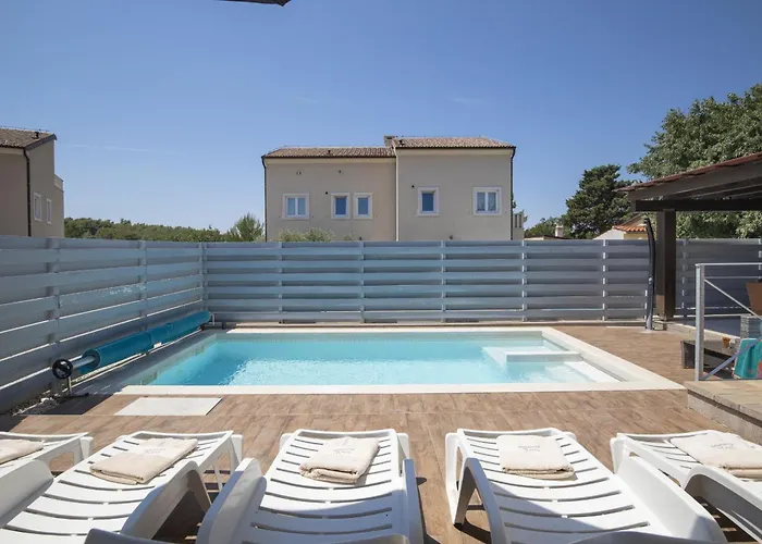 Villa Castagna Near The Sea With Private Pool And Sauna Premantura mit Pool