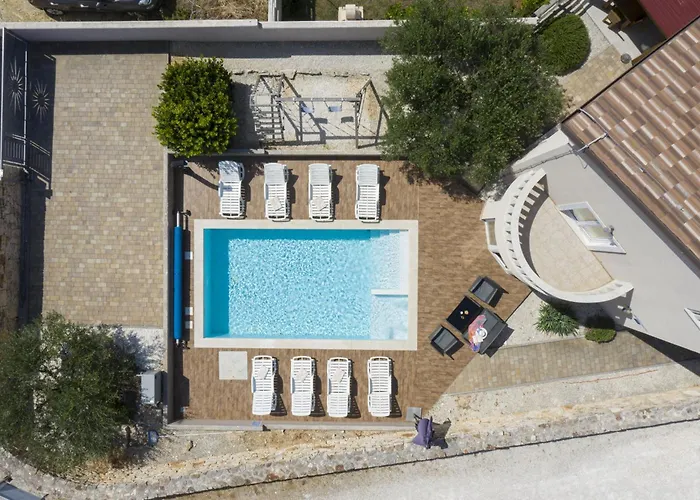 6-Bedroom Villa Chiara With Sea View Premantura mit Pool
