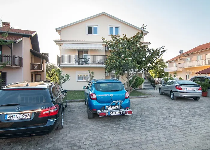 Apartments And Rooms Michaela Fažana Con una pista da Golf