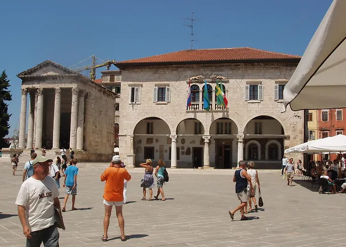 Hotel vicino a Tempio di Augusto e della dea Roma