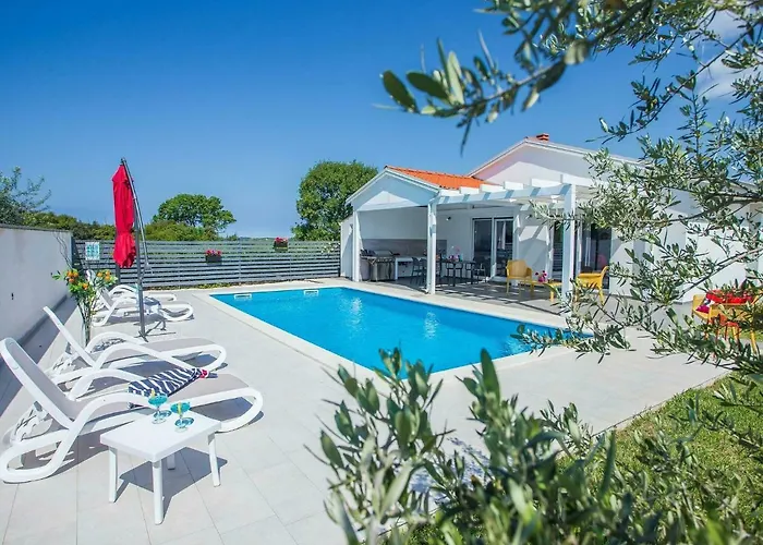 Elegant Villa With Swimming Pool In Pula Near Sea