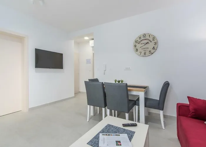 Apartments Hana In Funtana