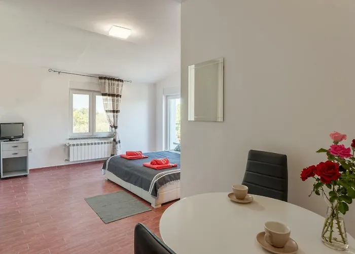 Lavander 3 Private Room With Bathroom And Balcony Pula