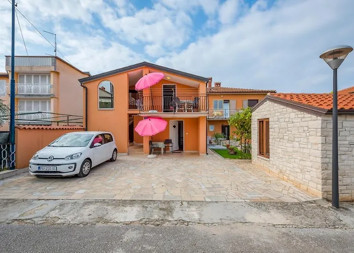 Aleks 3 House With Apartments Umag